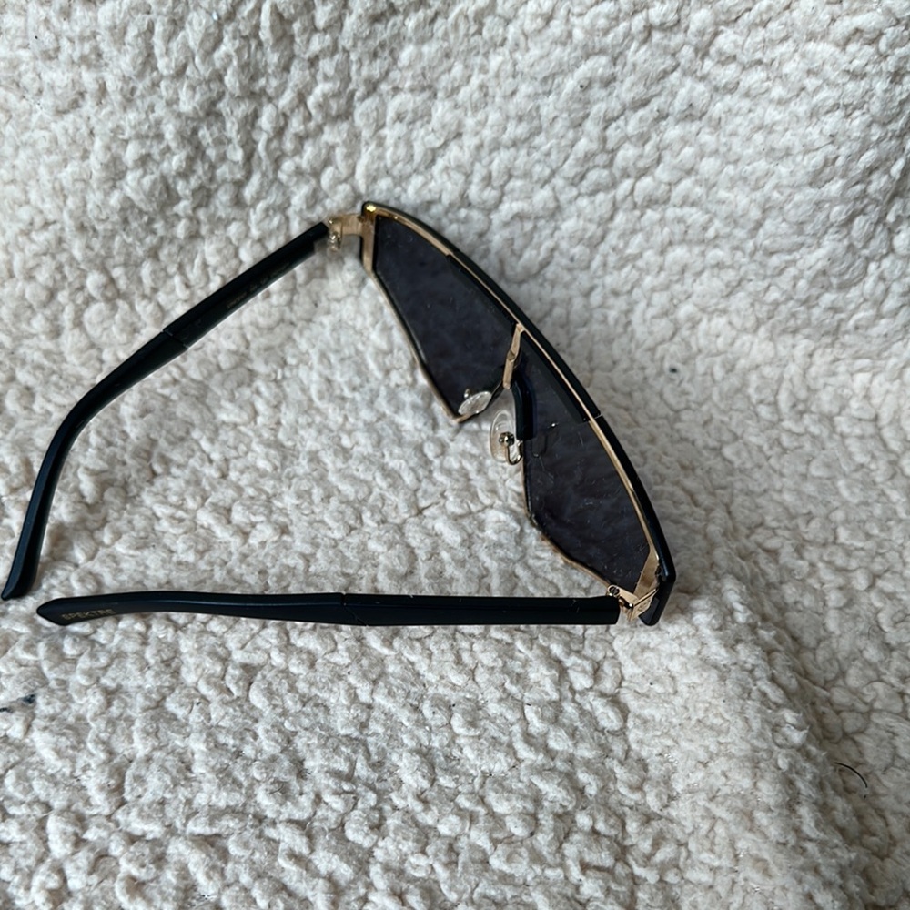 Sleek Black and Gold Sunglasses with Modern Design